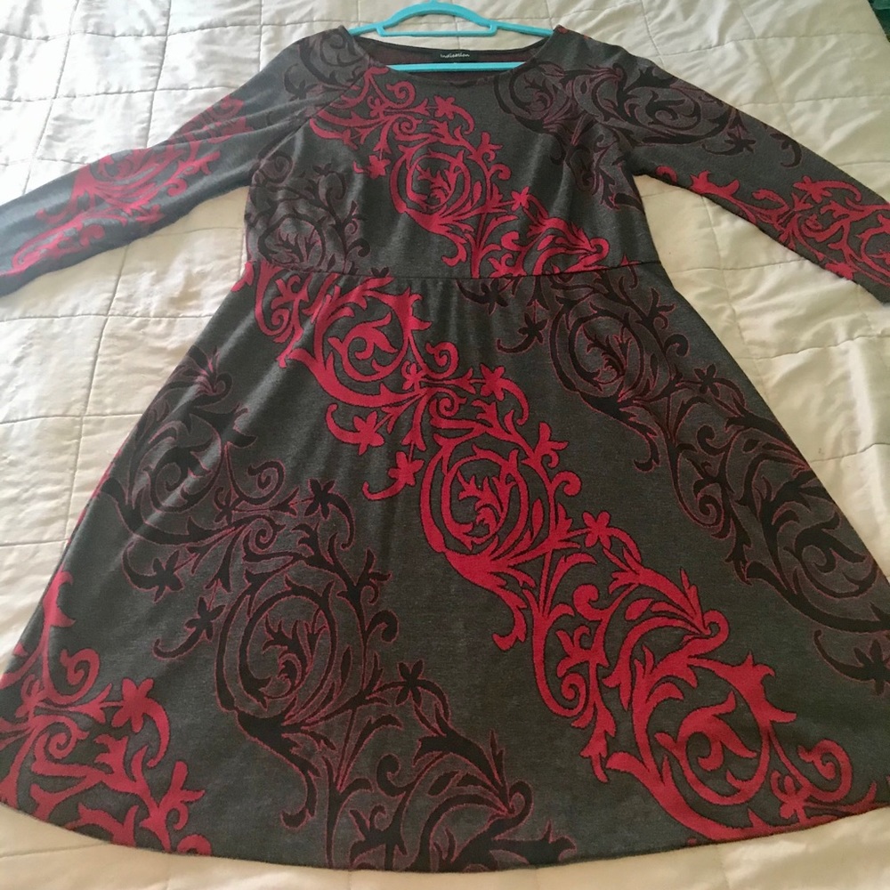Indication gray dress with red black design. XL
